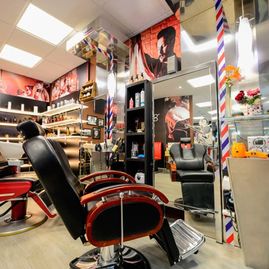 Sofia Peluqueros - Barber Shop silla de barbería y espejo 