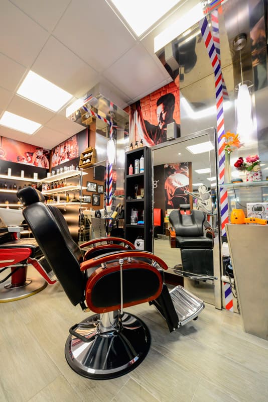 Sofia Peluqueros - Barber Shop silla de barbería y espejo 