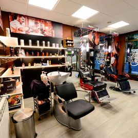 Sofia Peluqueros - Barber Shop zona de corte y lavado en la barbería 