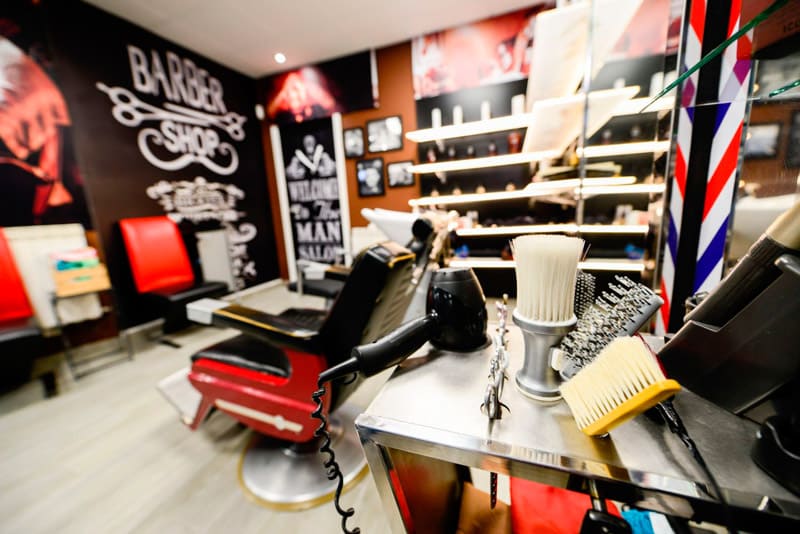 Sofia Peluqueros - Barber Shop herramientas para barbería con sillas de fondo 